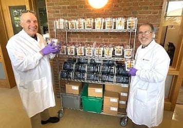 Cell Signaling Technology 的科学家们站在向 Seeding Labs 捐赠实验室设备的前线